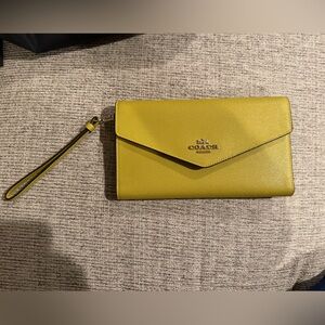 Coach Chartreuse Pebbled Leather Envelope Wristlet Wallet Gold Hardware BNNU
